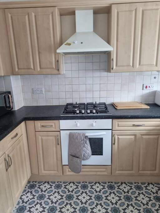 Maidstone Villa 3 Bedroom Free Sports Channels,Parking Sleeps 7 Экстерьер фото
