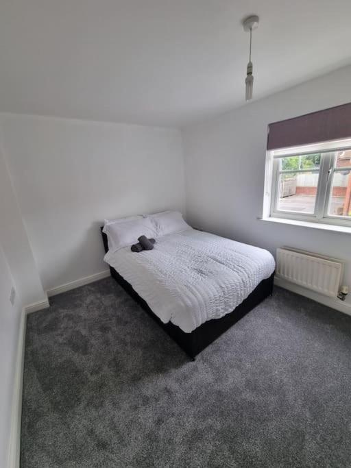 Maidstone Villa 3 Bedroom Free Sports Channels,Parking Sleeps 7 Экстерьер фото