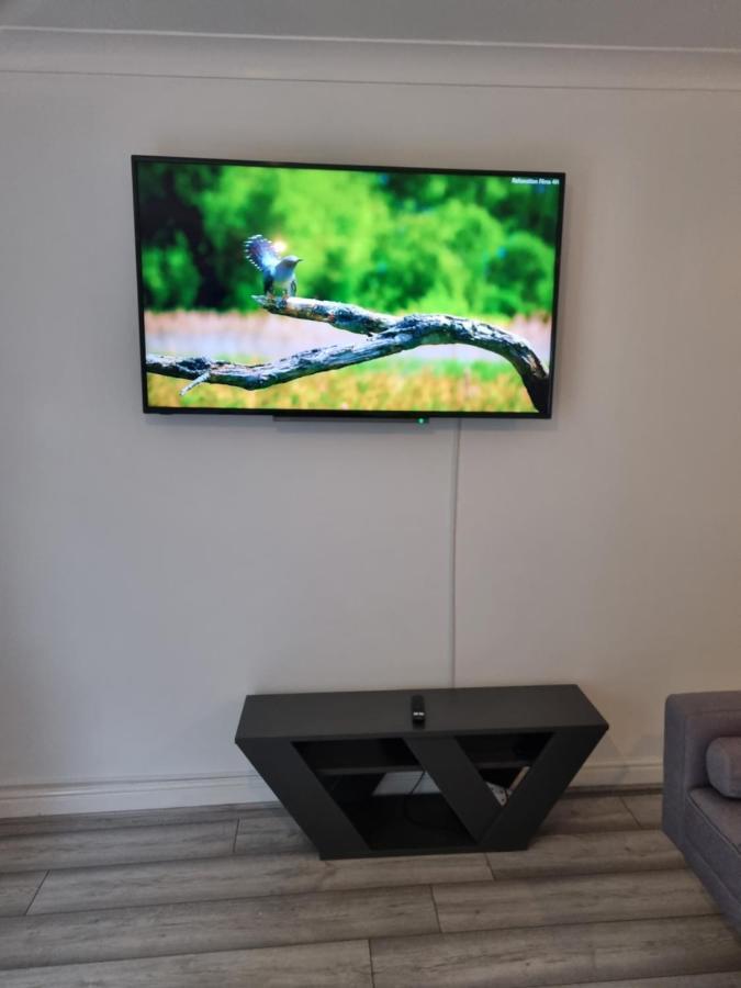 Maidstone Villa 3 Bedroom Free Sports Channels,Parking Sleeps 7 Экстерьер фото