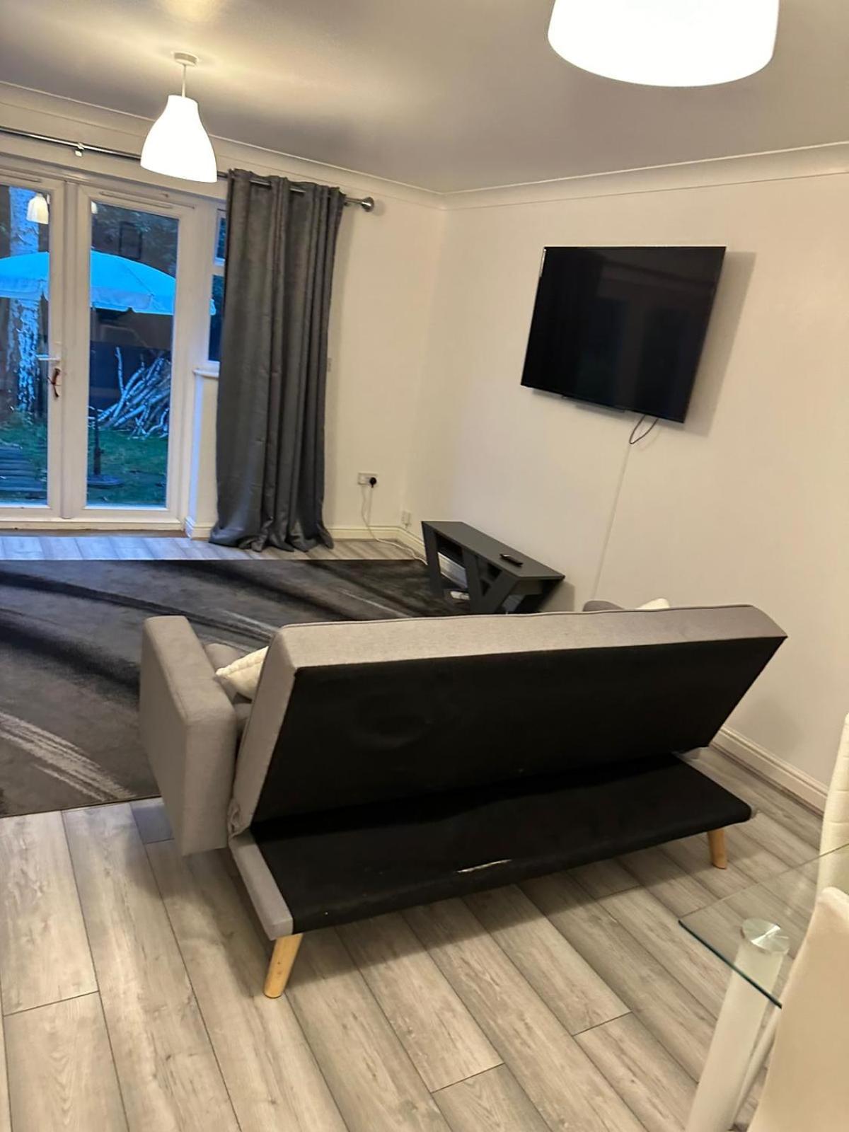 Maidstone Villa 3 Bedroom Free Sports Channels,Parking Sleeps 7 Экстерьер фото