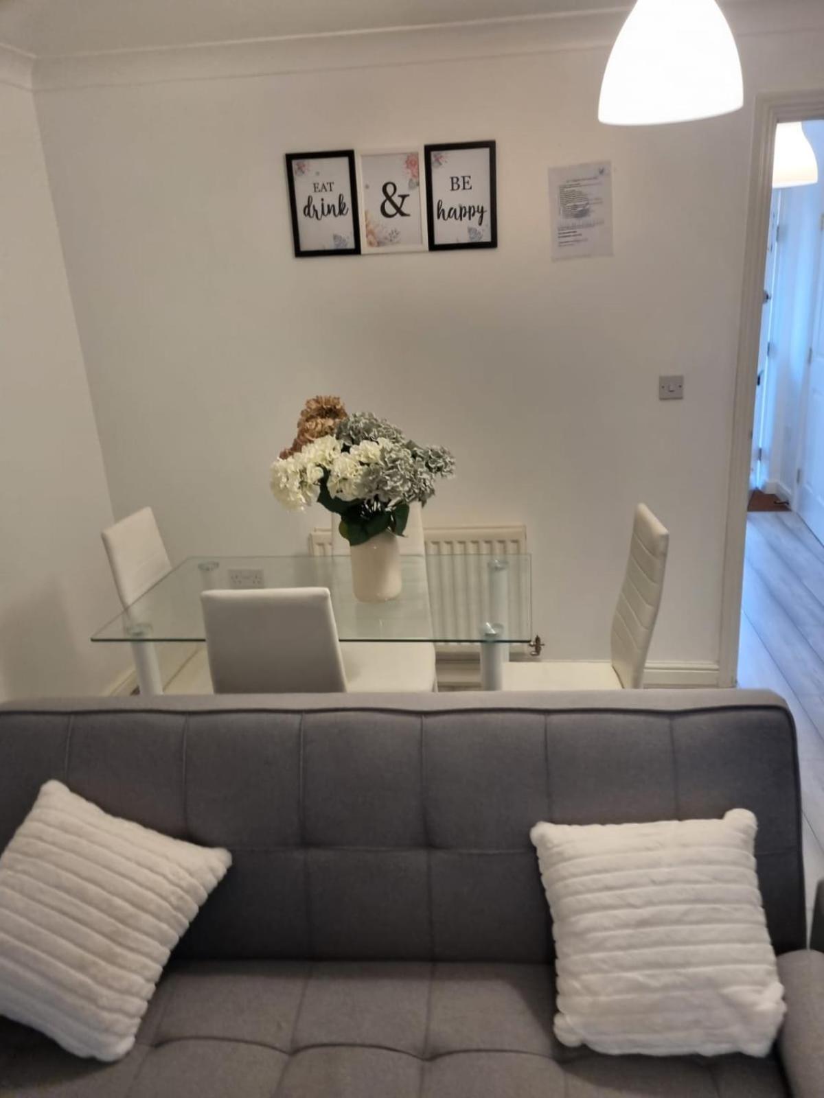 Maidstone Villa 3 Bedroom Free Sports Channels,Parking Sleeps 7 Экстерьер фото