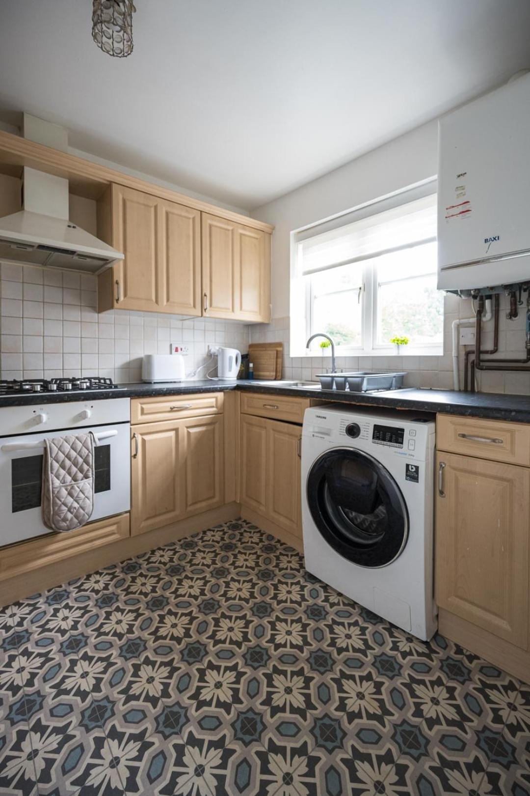 Maidstone Villa 3 Bedroom Free Sports Channels,Parking Sleeps 7 Экстерьер фото