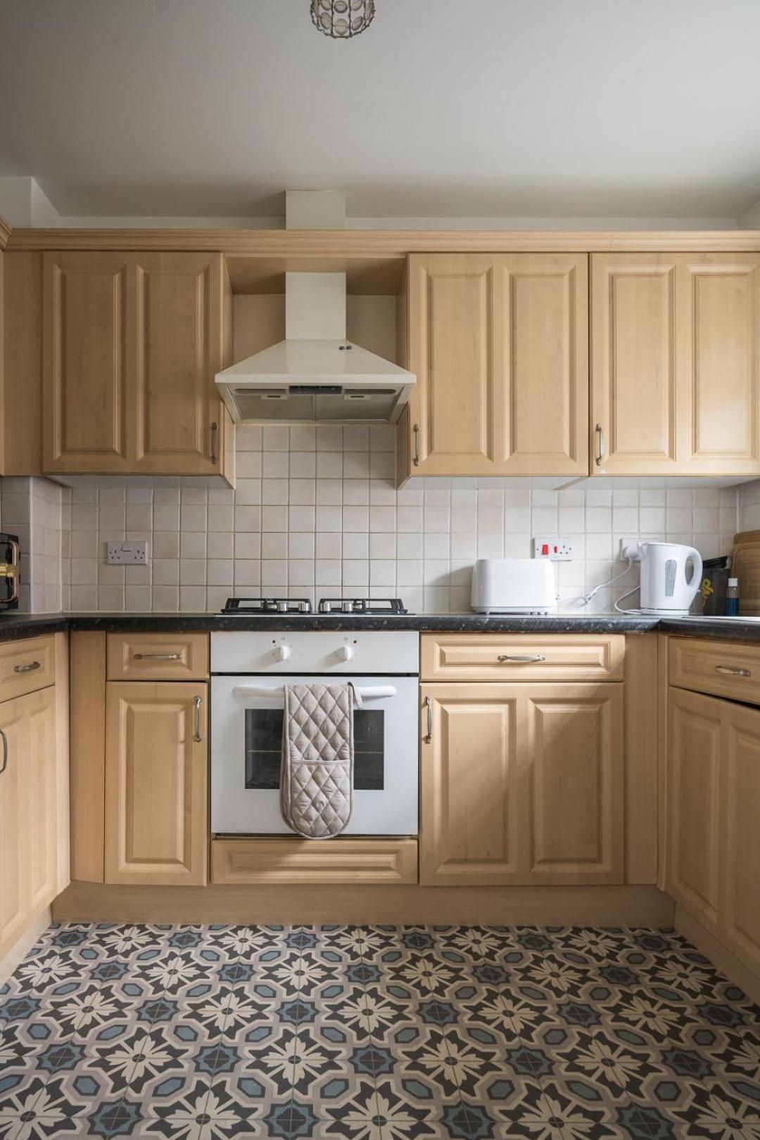 Maidstone Villa 3 Bedroom Free Sports Channels,Parking Sleeps 7 Экстерьер фото